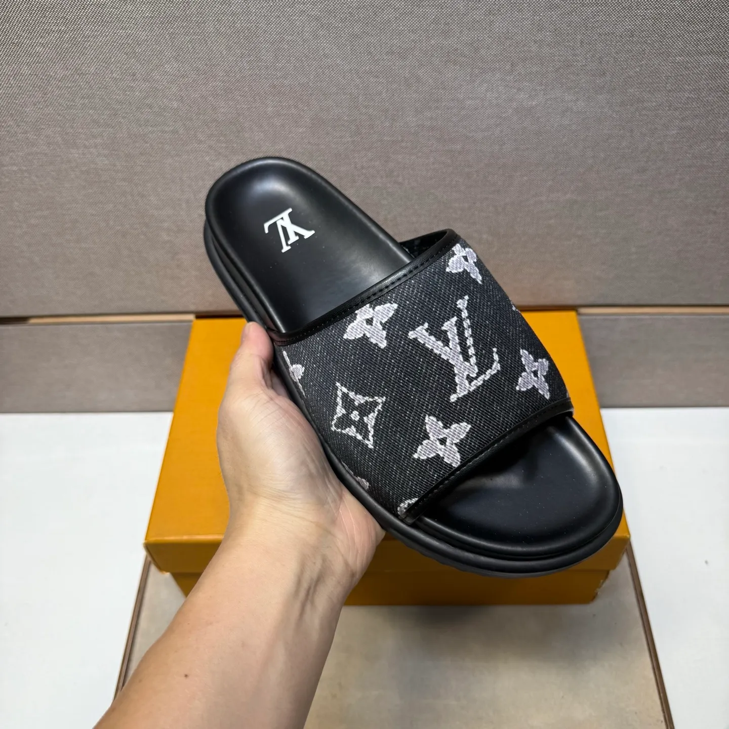 ⬛️Men's shoes 💰p320 [LV～] Men's casual slippers 2025z cabinet sales simultaneously 🔶Size: 38-44 #️⃣ 🔷2 colors🔜The upper is made of multi-material splicing➕Genuine leather lining, comfortable and breathable, sole: original comfortable and wear-resistant outsole, ⚠️Real shot📱Photographed🎬The real thing is better📢📢📢